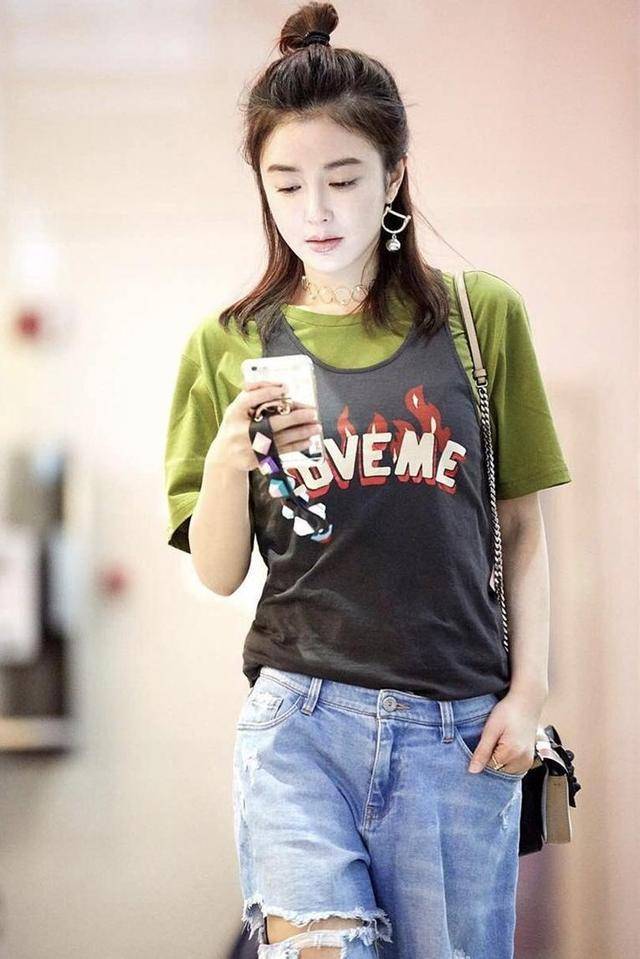 颜色 40岁秦岚又“叛逆”了！背心外穿太新潮，搭配破洞牛仔裤率性洒脱