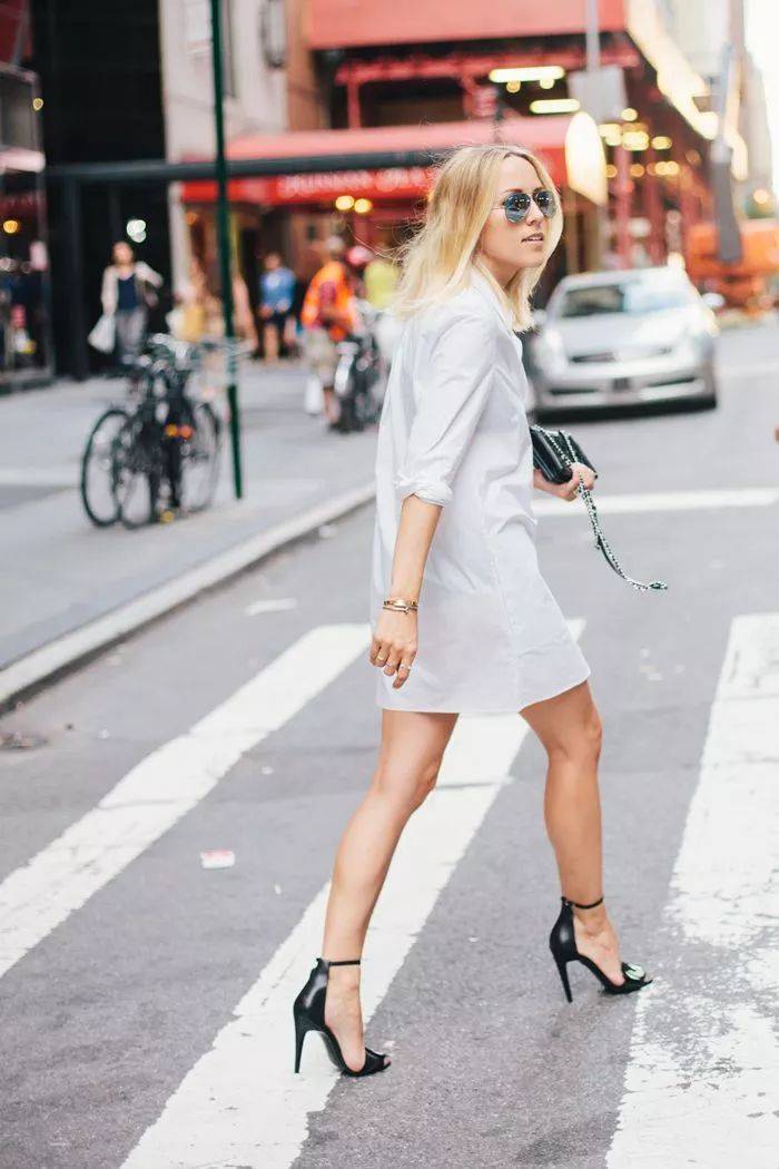 chic 穿衣搭配女：不妨直接将男友的大一号衬衫穿起，还可以秀的一手好恩爱