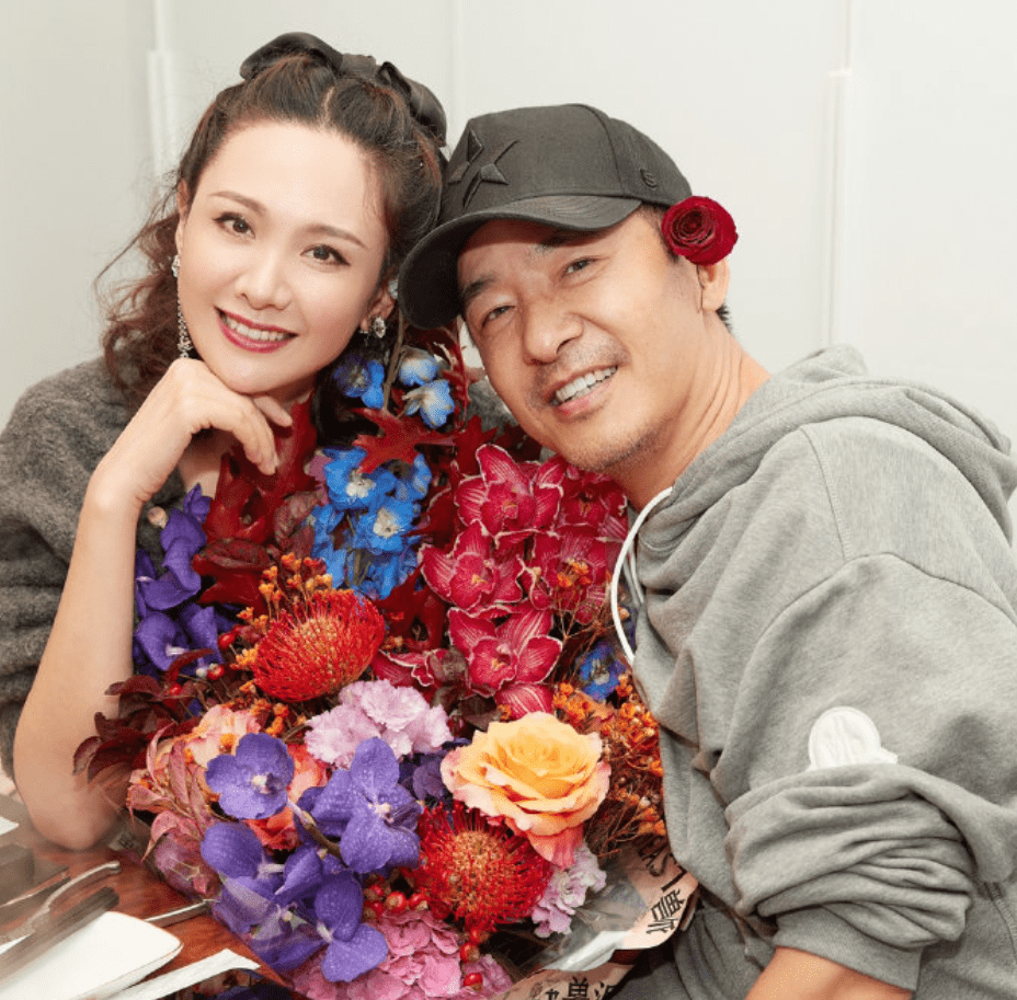 郭曉東迎結婚14週年,甜蜜擁吻很恩愛,老婆倒追成功被寵成小公主?