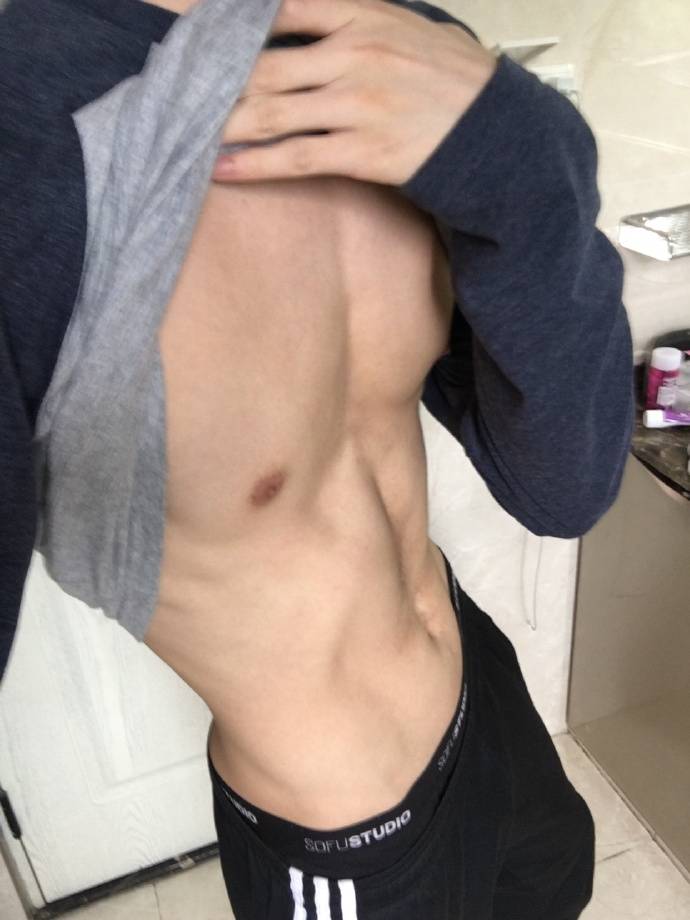 22歲的重慶大男孩，看上去很瘦，脫掉衣服有肌肉，帥痞可愛又迷人！ 健身減肥達人 第1张