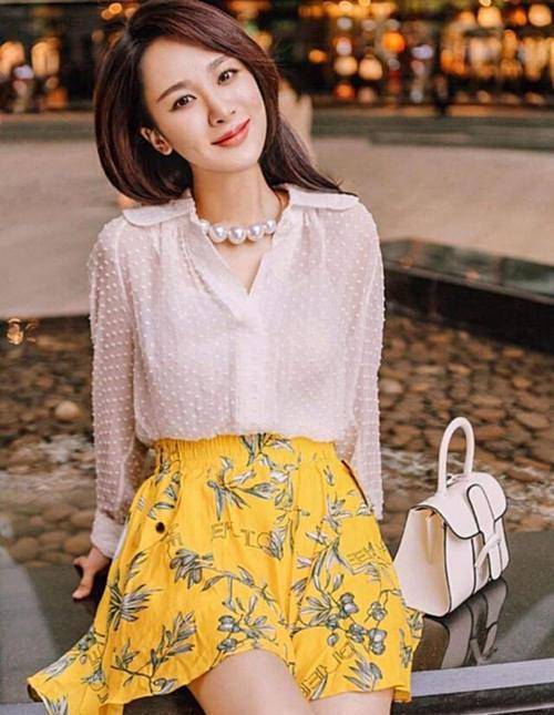 短裙 迪丽热巴、赵丽颖又把短裙带火了,白短袖黑短裤,优雅时尚还好看