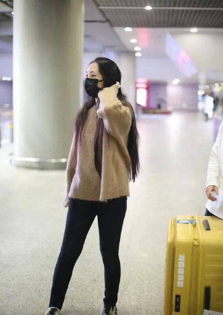 马海毛 郭碧婷久违露面，穿马海毛毛衣配紧身裤走机场，毫无二胎迹象