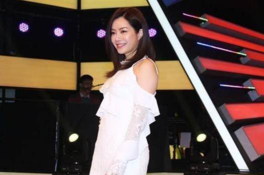 徐怀钰 罗志祥前女友43岁了，穿小白裙还有少女感，身材和年轻时相差不大
