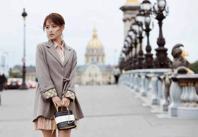 整体 张嘉倪的身材太迷人,鹅黄流苏旗袍淑女有气质,微卷长发俏皮可爱