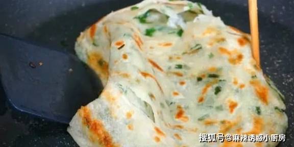 蔥花|早餐別再吃油條了，教你做營(yíng)養(yǎng)又美味的蔥油餅，又香又脆真好吃！