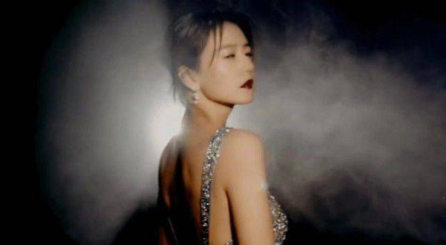 廓形 紧身的廓形加上腰部明显的镂空设计