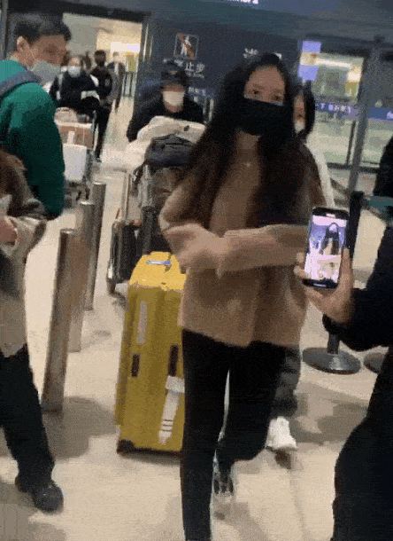 行李箱 郭碧婷现身机场，用行李箱推着女儿跑，看到镜头迅速遮挡女儿正脸