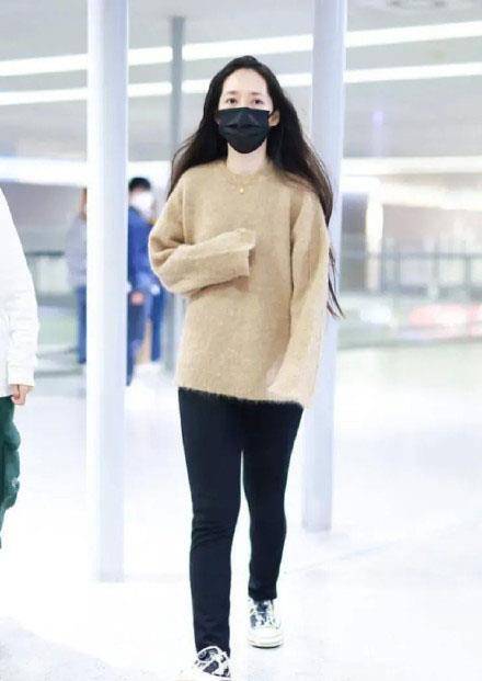 马海毛 郭碧婷久违露面，穿马海毛毛衣配紧身裤走机场，毫无二胎迹象
