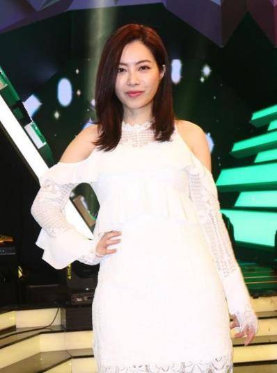 徐怀钰 罗志祥前女友43岁了，穿小白裙还有少女感，身材和年轻时相差不大