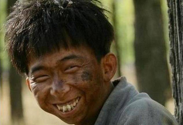 2010年他出演的作品《铁梨花》公开,最后让观众记住了"色子"这个角色.