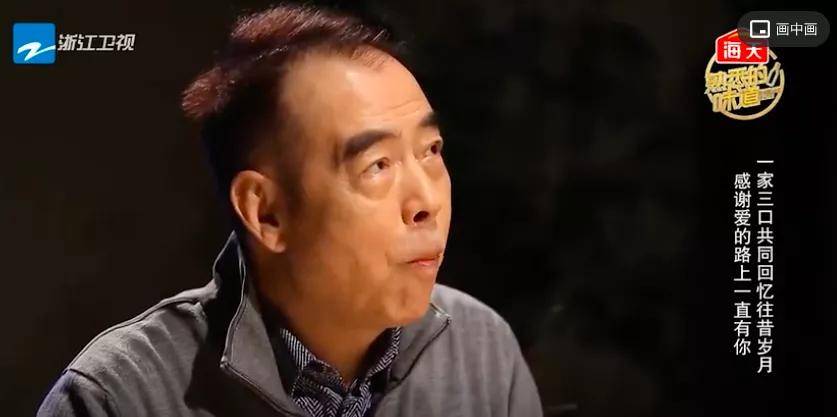 然后轻轻地夹起一块肉放进嘴里,在父亲期待的眼神中给了肯定"不错.