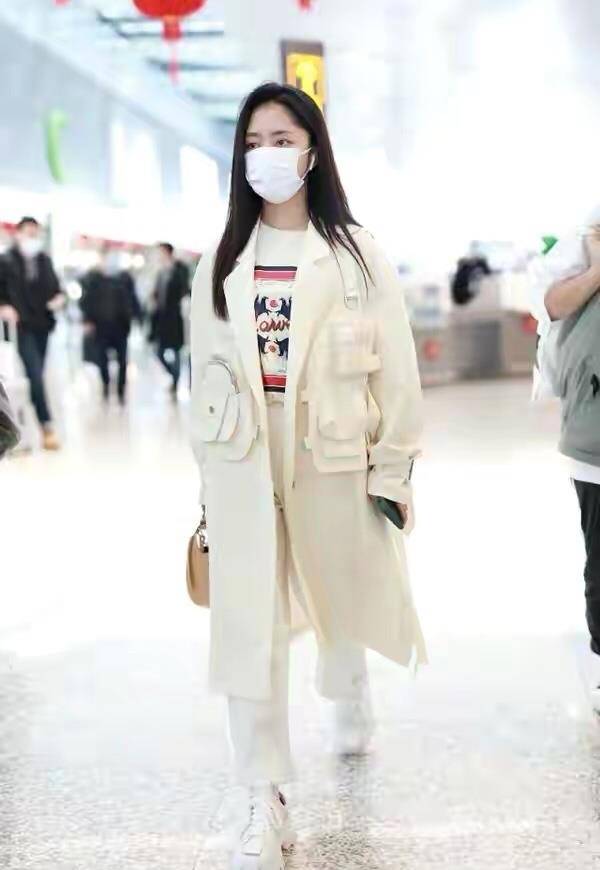 整体 谭松韵终于不再扮嫩，呢子外套配印花裙，这才是31岁该有的气质