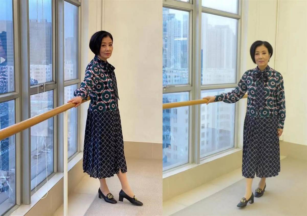 蓝色 汪明荃还是不硬凹少女的时候美，穿衬衫优雅大气，蓝色也好适合她