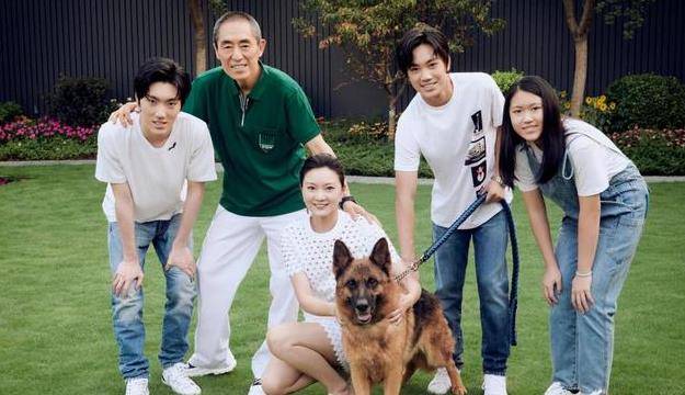 张艺谋 张艺谋晒出全家照，妻子陈婷穿小洋裙好减龄，跟孩子看不出年龄差