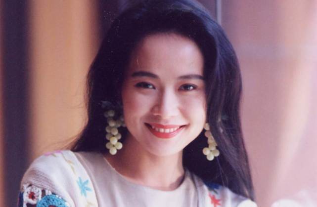 如今已经58岁的叶童,在照片中顶着一头白发,其实在这个年龄拥有一头