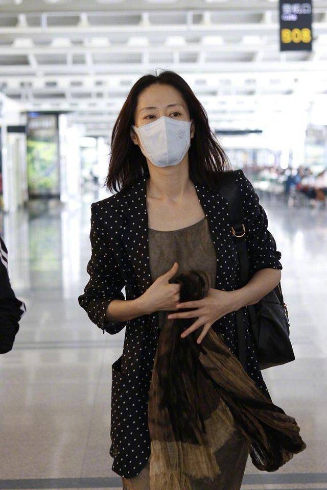刘敏涛 刘敏涛真是气质女神！波点西装搭配连衣裙沉稳大气，女人味十足