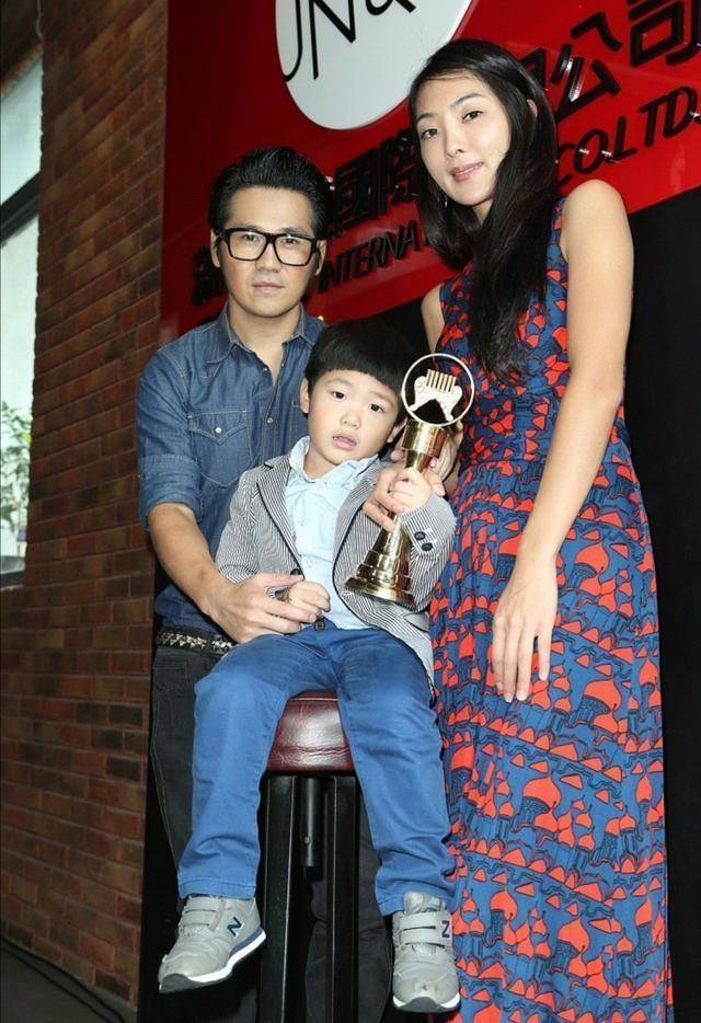 魅力 吴速玲曹格罕见同框！一袭印花连衣裙优雅高贵，高级脸太抢镜