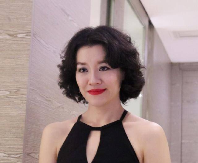 发型 刘琳终于换发型！复古卷发配黑色连衣裙摩登精致，尽显东方韵味美