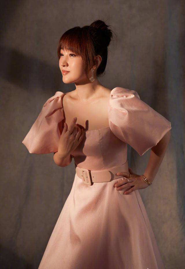 杨钰莹 奔五的杨钰莹不会老吗？衬衫配印花半裙青春靓丽，状态如19岁少女