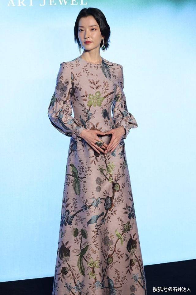 骨子里 杜鹃骨子里的“高冷气质”挡不住，穿“花鸟裙”略显温柔，有魅力