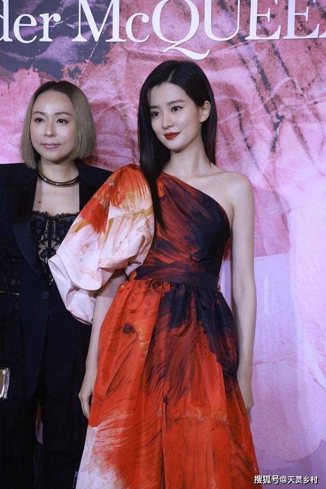 颜色 色彩搭配百变多样，撞色搭配、同色系搭配都特出彩，快来尝试吧