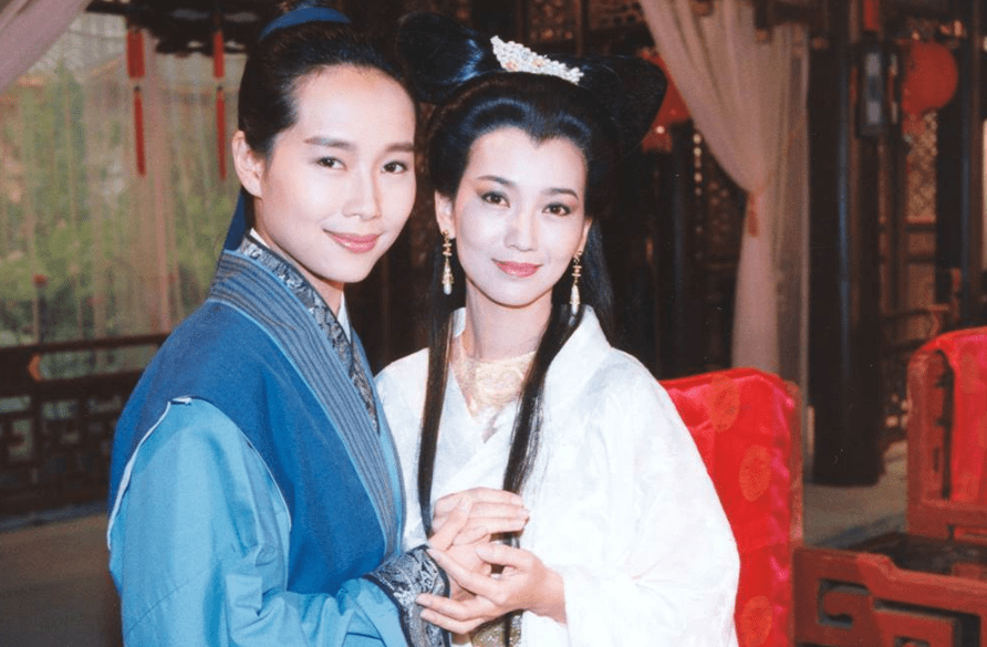 58岁叶童近照曝光,一头白发皱纹明显,面容消瘦显老态_许仙