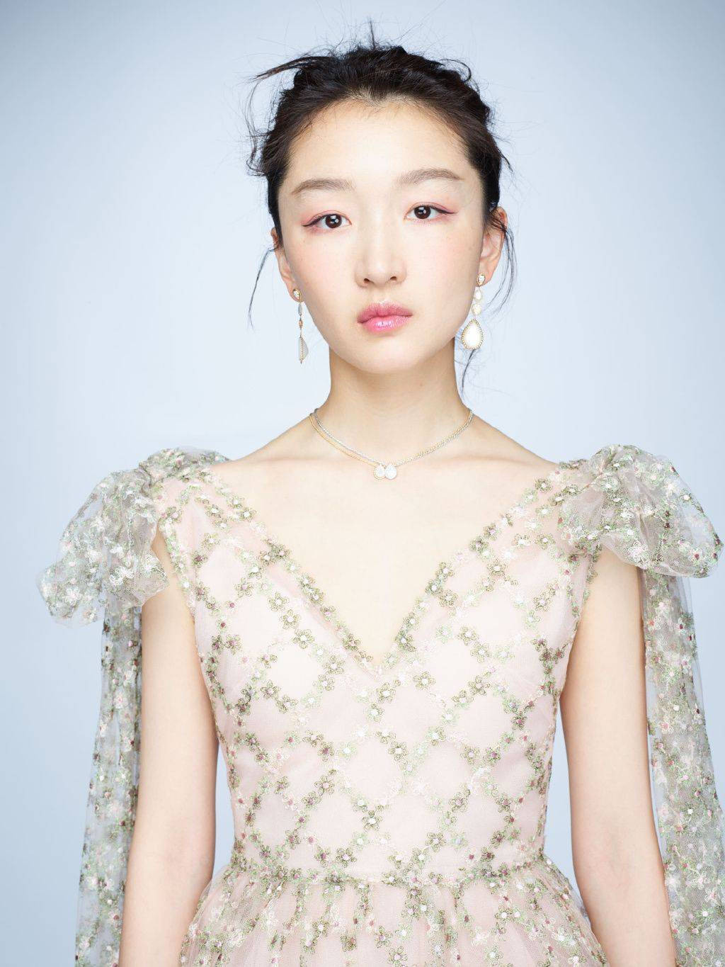 "三金影后"周冬雨不美出圈,穿紫色裹胸装,厨房秀美照