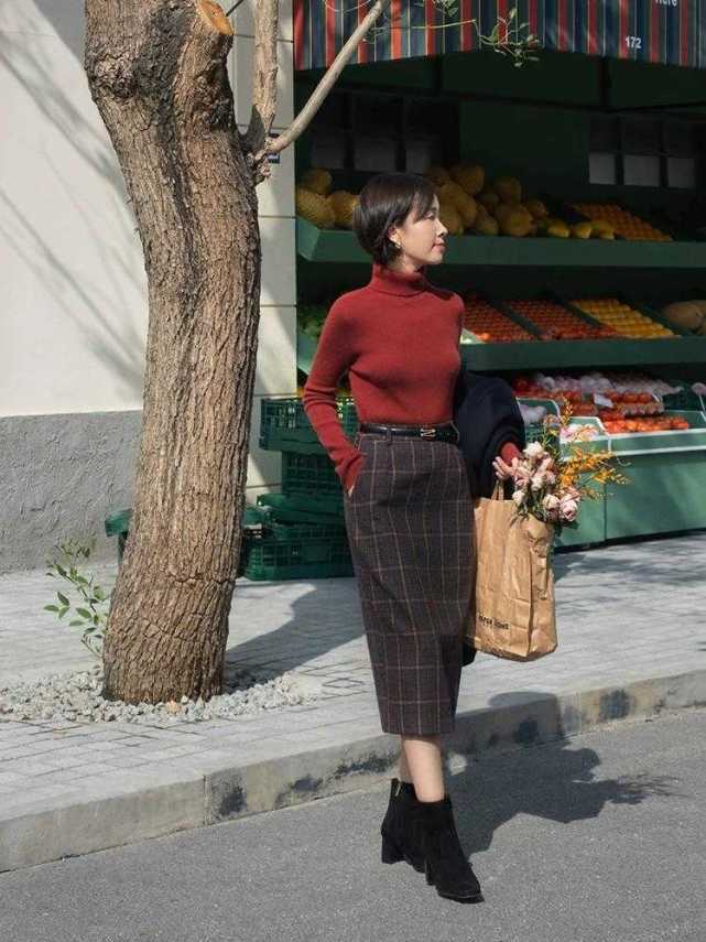 下半身 不管穿大衣还是针织衫，下半身尽量搭“格纹裙”，复古时髦还显瘦