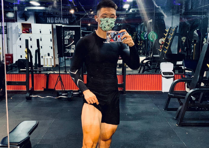 是騎行達人也是健身高手，擼鐵鍛造一身腱子肉，健壯的大腿最吸睛！ 健身減肥達人 第3张