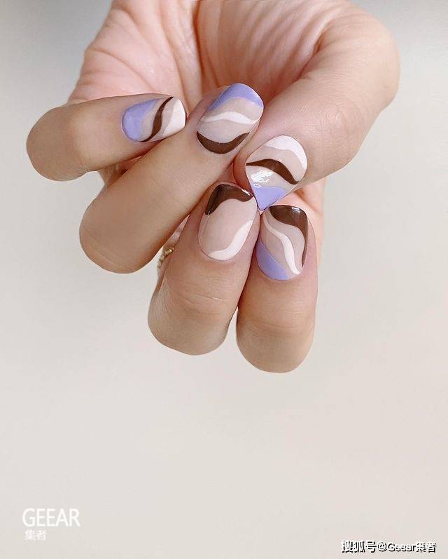 指甲以简约线条和色彩勾勒出令人注目的优雅款式！