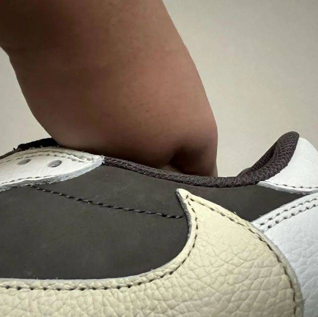 Low 取消发售了吗？Travis Scott x AJ1"新倒勾"联名实物又被泄露！
