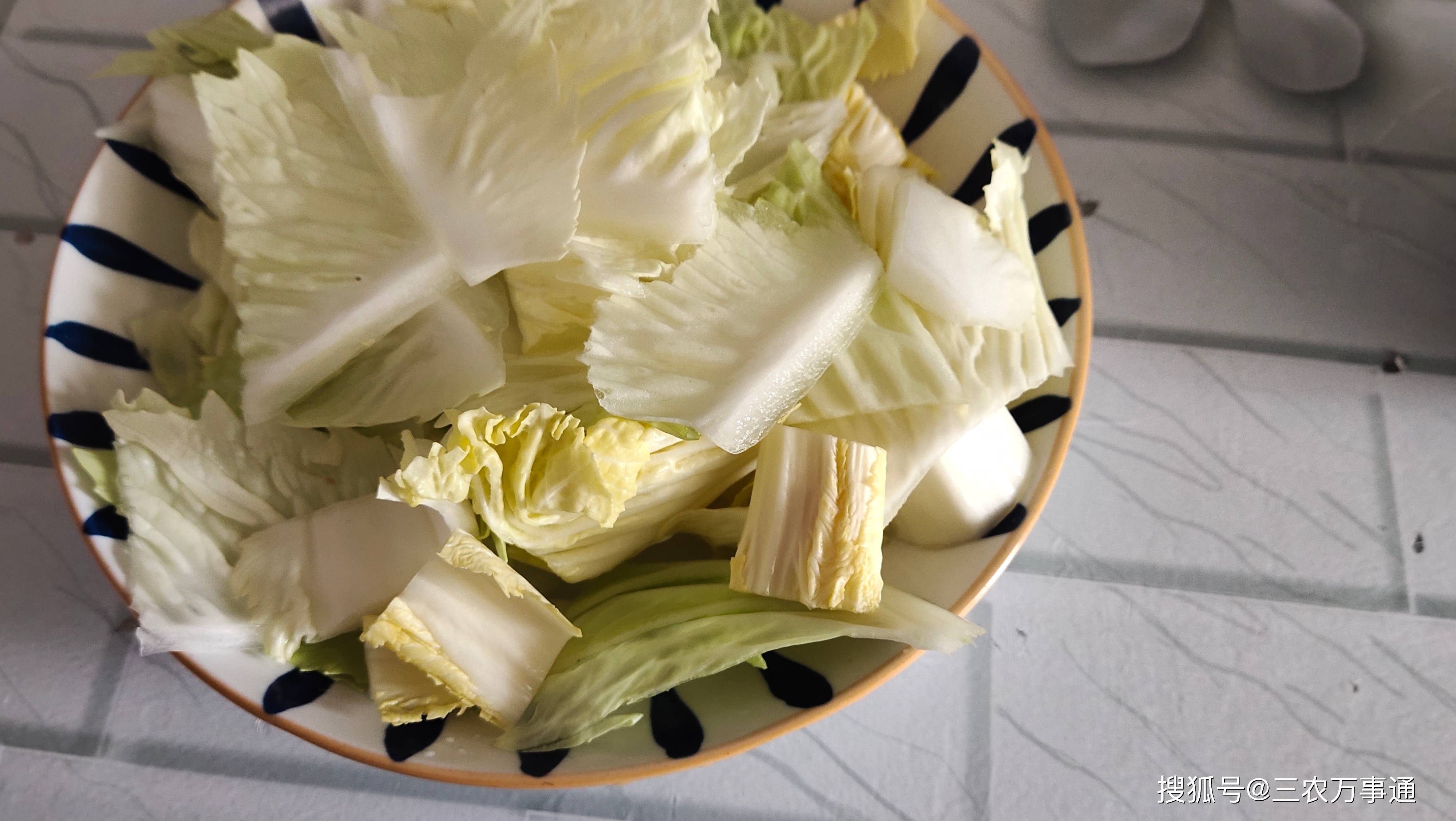 炒白菜 不要直接下锅炒 多加一步 白菜脆爽不出水味道更香 备用 炒白菜 不要直接下锅炒 多加一步 白菜脆爽不出水味道更香 备用