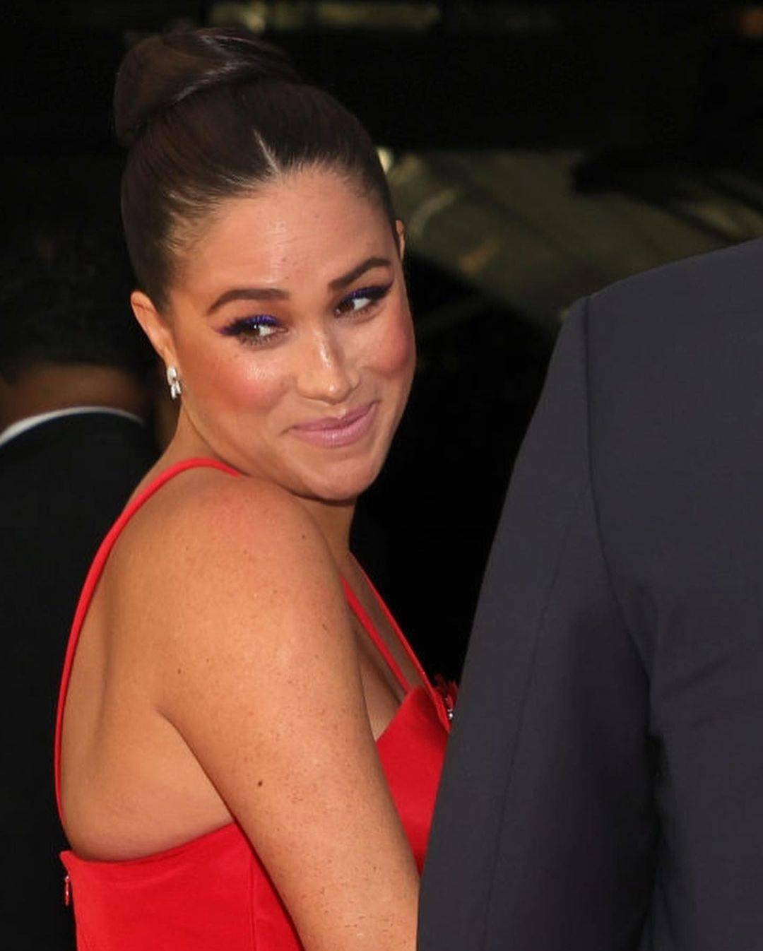 梅根出席活动以一袭火辣深v礼服登场吸引众人目光