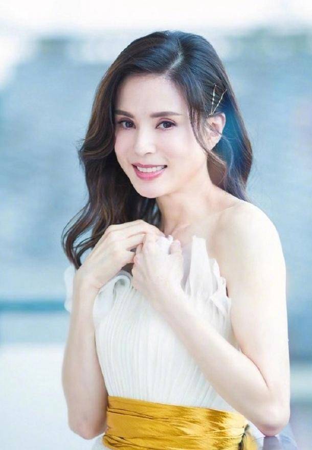 陈慧琳48岁陈慧琳近照走红，皮肤白嫩，网友直呼：46活成18岁