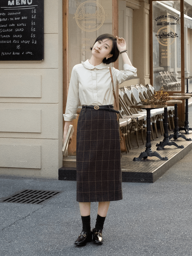 下半身 不管穿大衣还是针织衫，下半身尽量搭“格纹裙”，复古时髦还显瘦