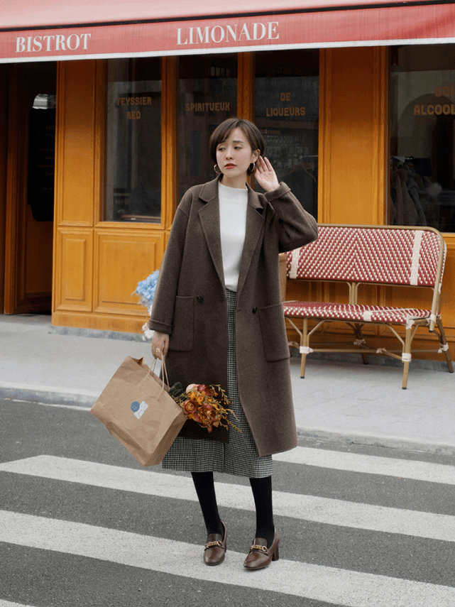 下半身 不管穿大衣还是针织衫，下半身尽量搭“格纹裙”，复古时髦还显瘦