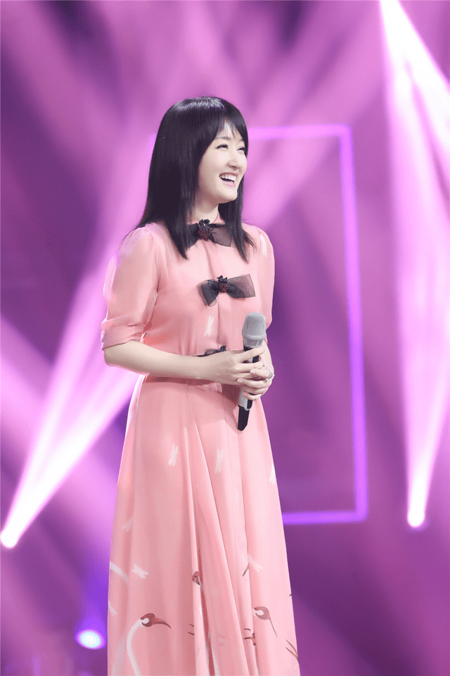 黑长直 49岁杨钰莹简直逆生长！黑色连衣裙优雅高贵，配黑长直发型似18岁