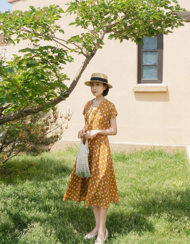 小腿肚 夏季怎么穿清爽有气质？这些穿搭简约利落又高级，让你气质感爆棚