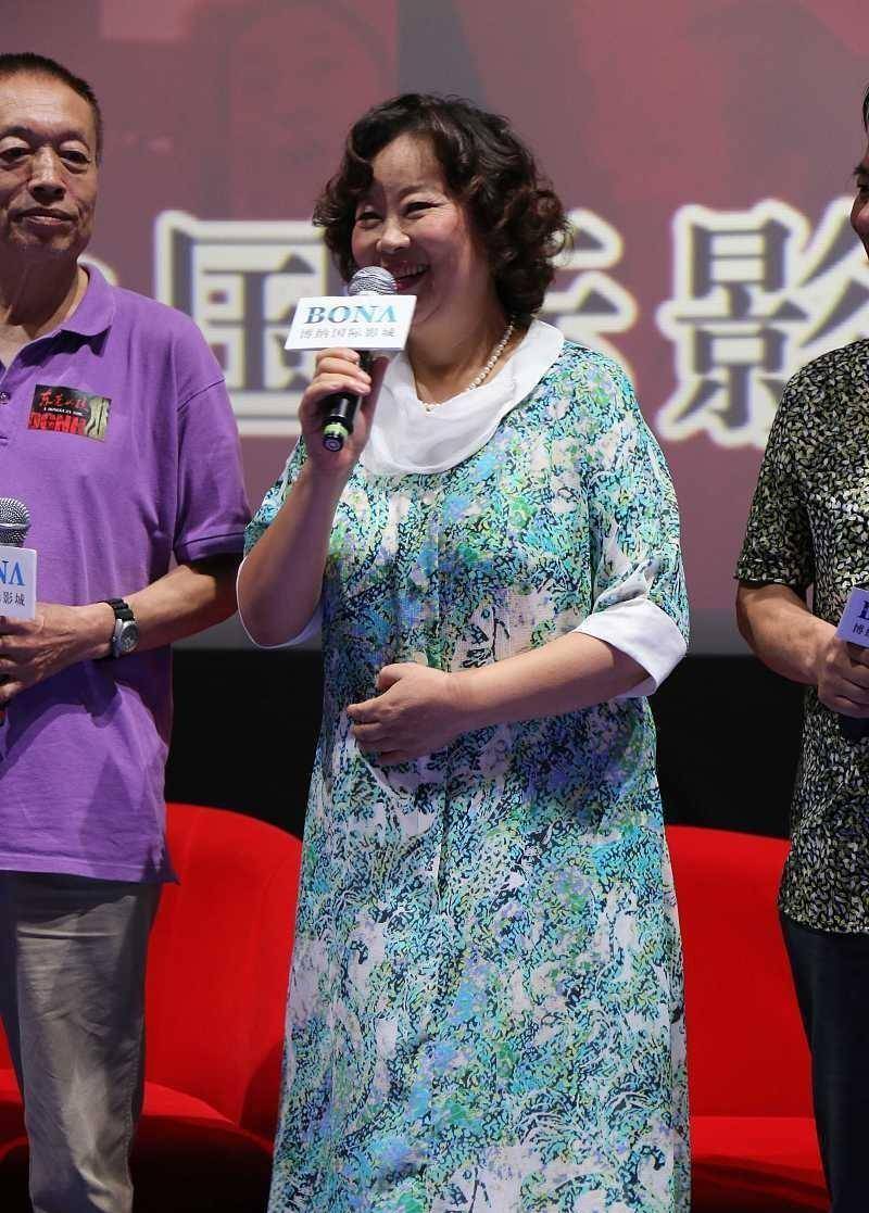 建议 女人过了50岁建议穿长裙，优雅与高级并存，方青卓奶奶也在穿