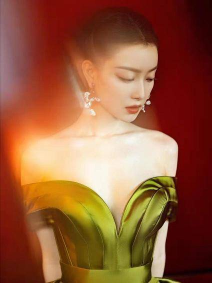 显得 倪妮的气质太惊艳了,绿色露肩裙高级精致,举手投足都是万种风情