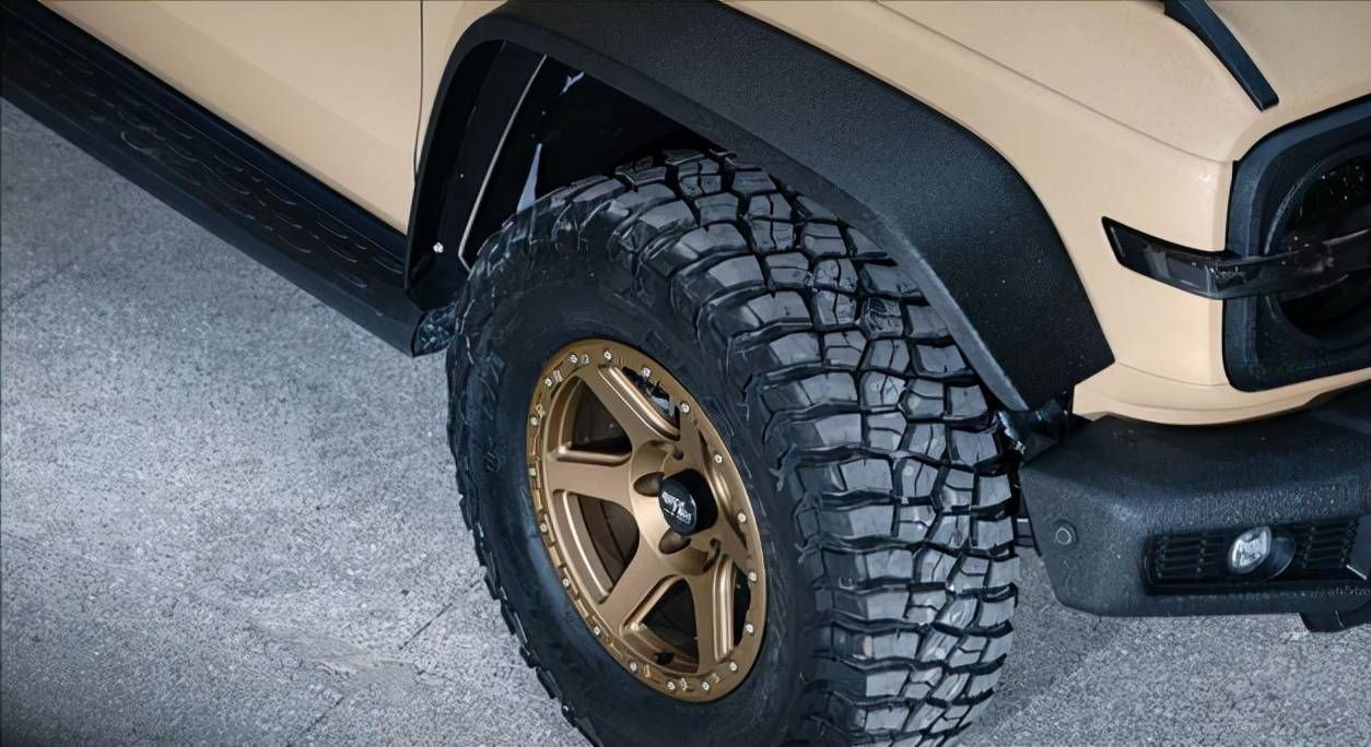 坦克300改装版气质不逊牧马人沙漠哑光漆面越野轮胎够霸气