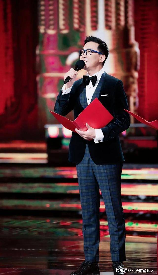 身材 58岁吴刚低调出行，“扎染外套”穿出时髦感，原来他身材这么好