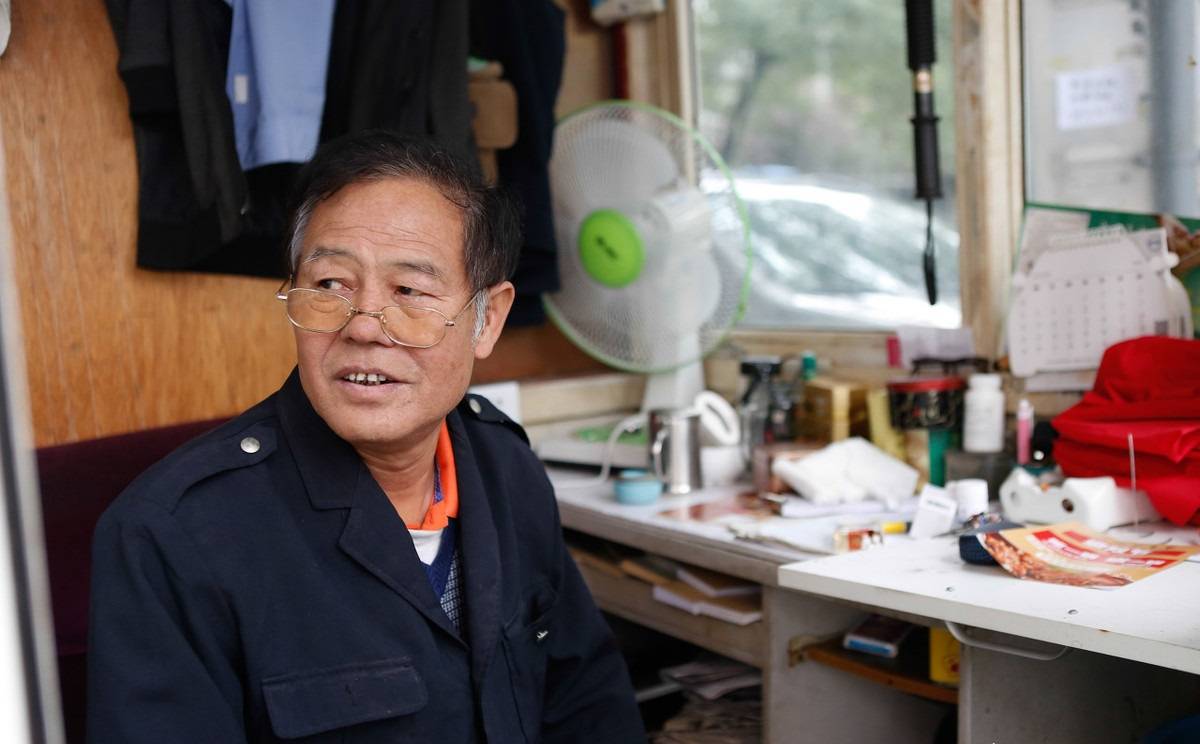 看大门工资两三千,为什么退休工人愿意干?这4点说透父母的辛酸_孙子连