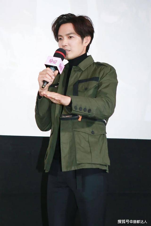 黑色 45岁钟汉良和24岁郭麒麟,看起来像同龄人,看看不老男神怎样穿的