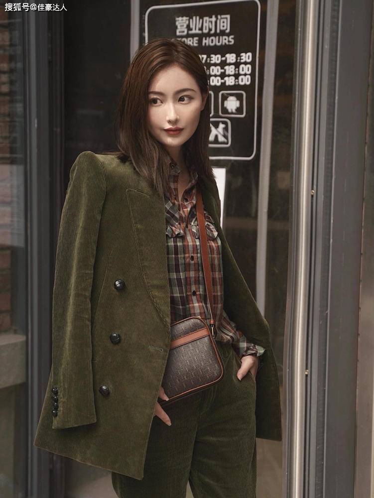 黑色 这个冬天“灯芯绒西装”火了，保暖还有大女人韵味，值得借鉴