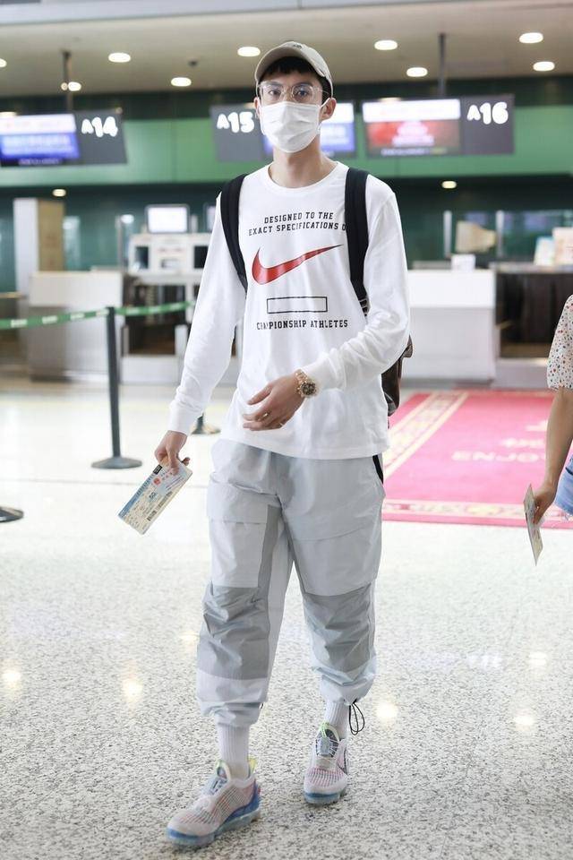 183cm王鹤棣机场帅气造型他真的很敢穿大红裤小红帽个性十足