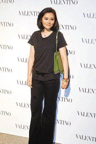 流苏 钟镇涛与老婆同框！穿蓝色外套帅气减龄，看不出与老婆相差13岁