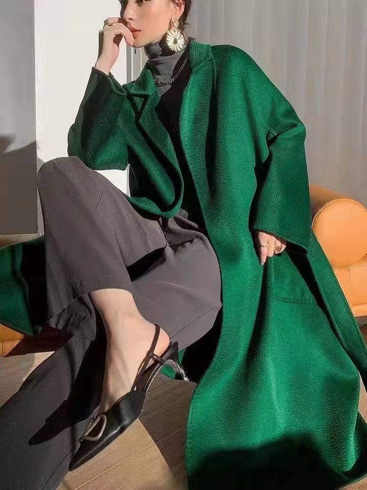 感觉 丢掉你的驼色卡其大衣吧，这些亮色大衣更强势吸睛，高级又不俗气