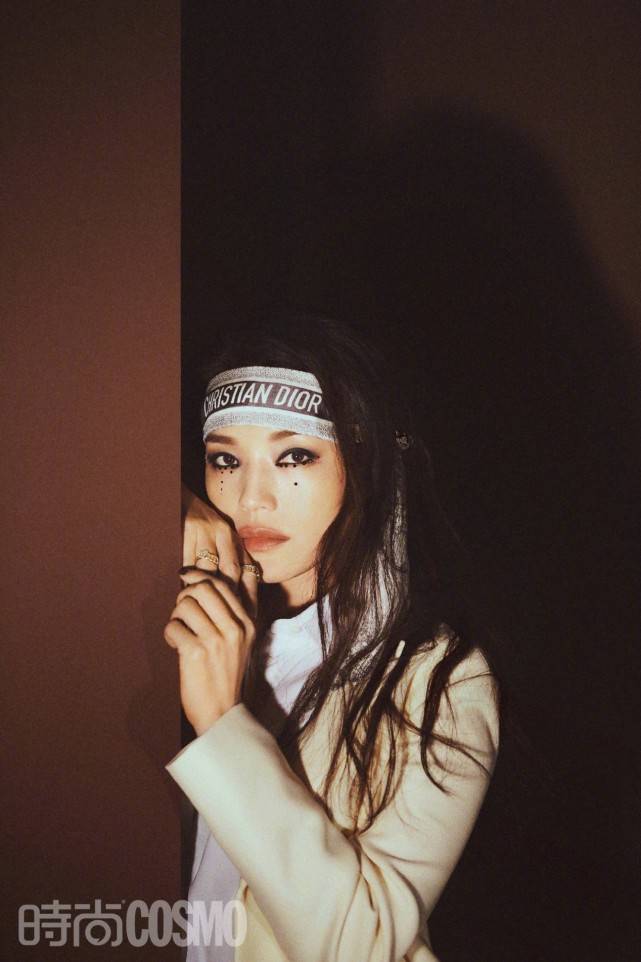 颜色 舒淇的硬照不会出错！时隔两年再穿Dior拍闭年刊，气场全开变女王