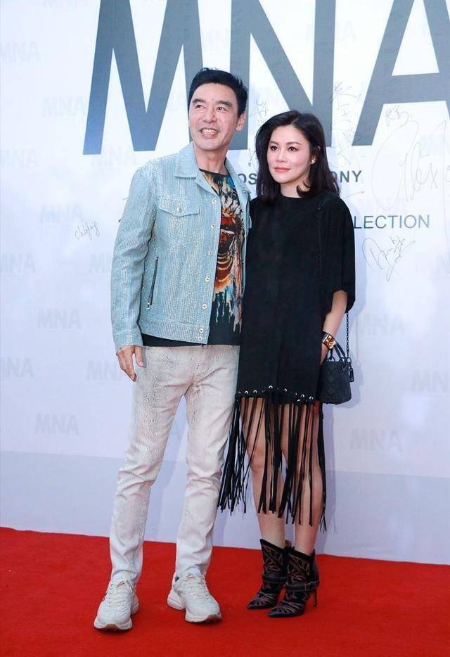 流苏 钟镇涛与老婆同框！穿蓝色外套帅气减龄，看不出与老婆相差13岁